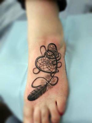  Tatouage attrape rêve en forme de cœur sur le pied